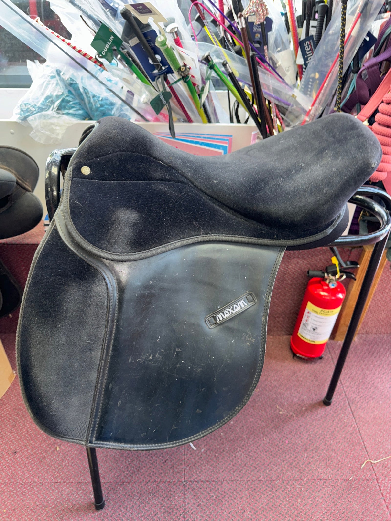 Maxam 17” Wide Saddle D