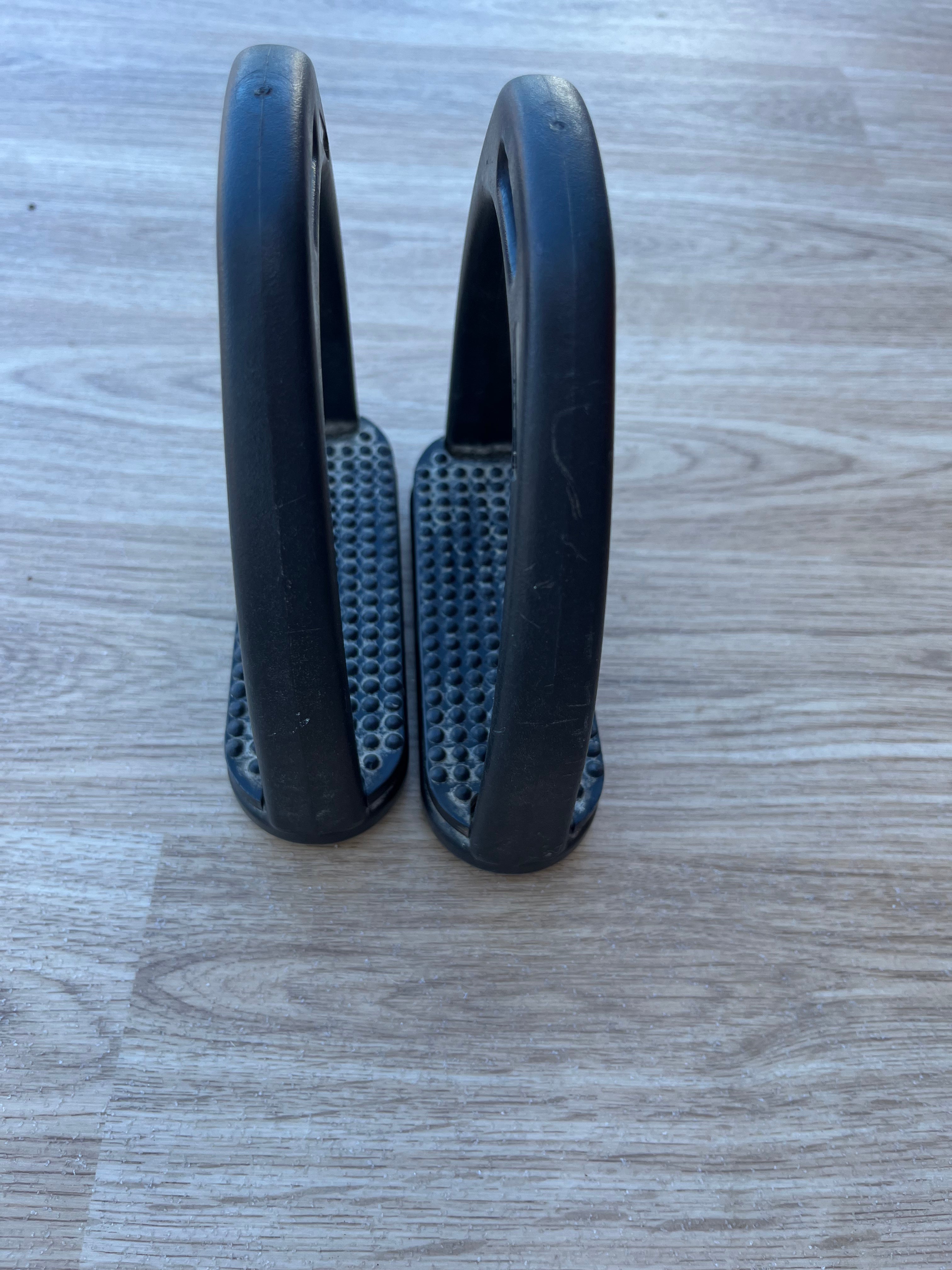 Stirrups Black Plastic 4.3/4”