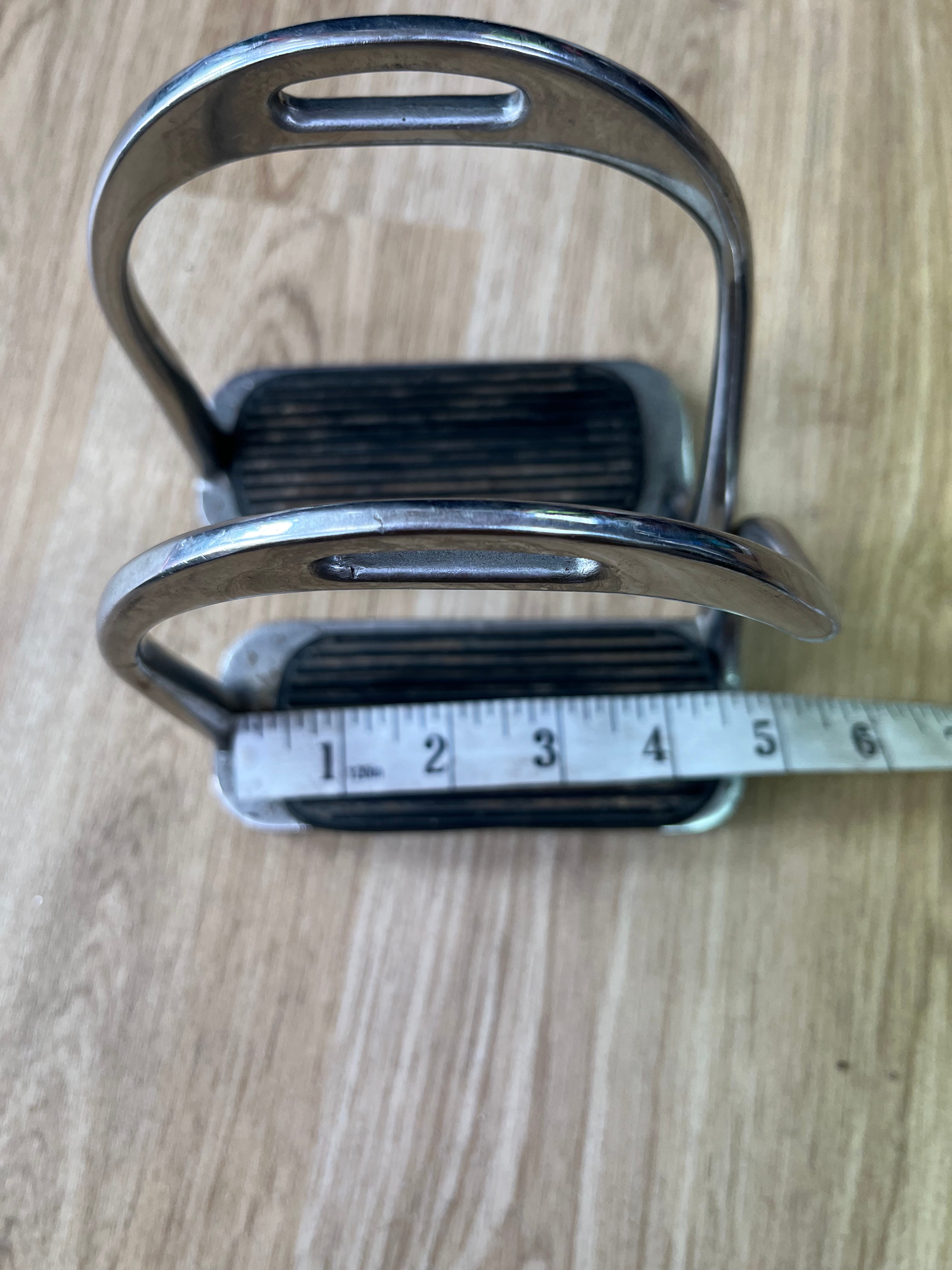 Bent Leg Stirrups 4.1/4”