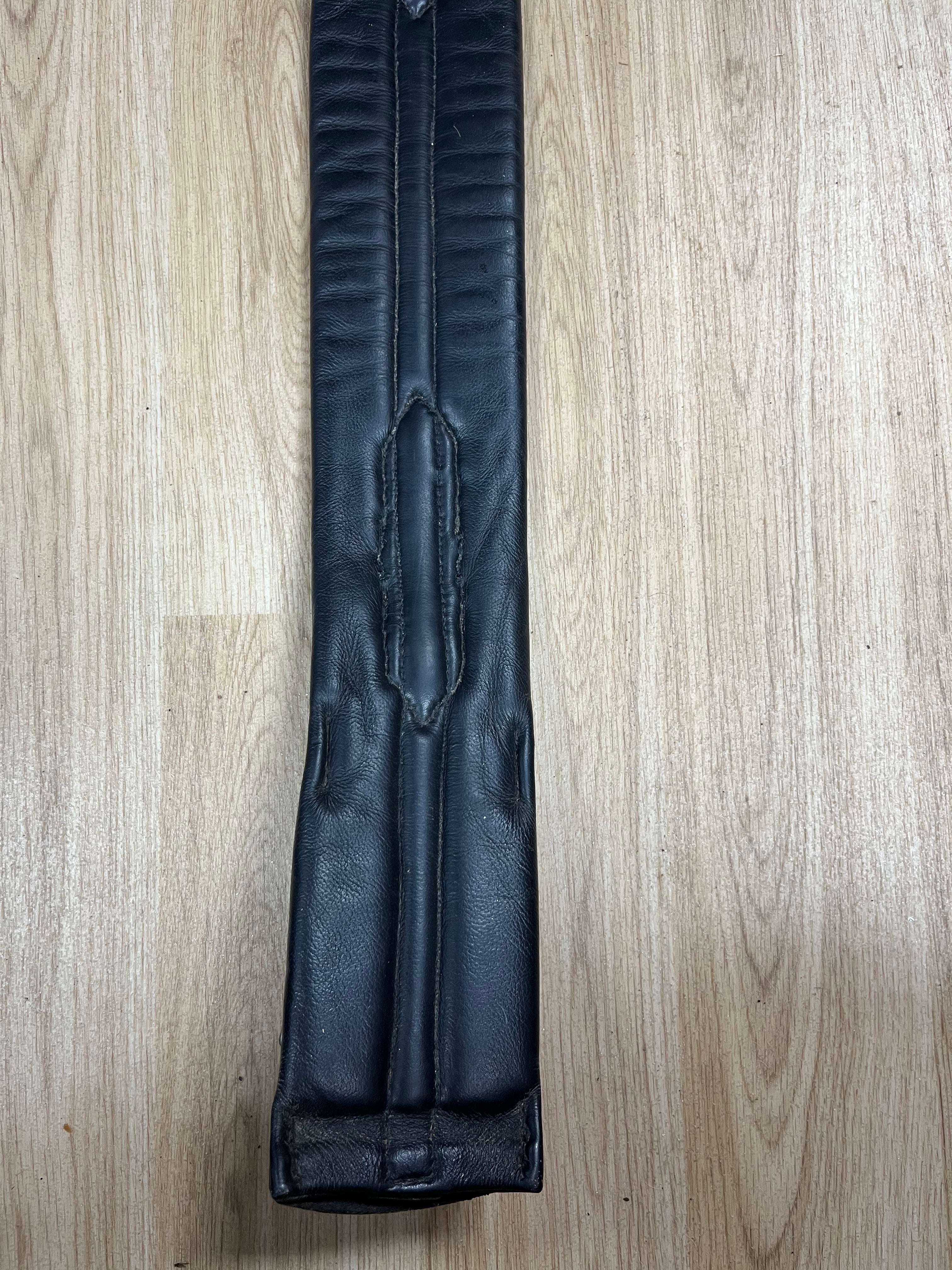 Black Leather Humaine Padded Girth 30”